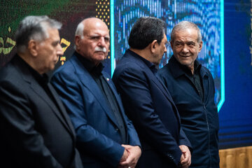 تقدیر از برگزیدگان توسط  مسعود پزشکیان، رئيس جمهور در حاشیه گرامیداشت روز ملی اصناف
