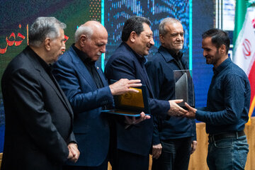 تقدیر از برگزیدگان توسط  مسعود پزشکیان، رئيس جمهور در حاشیه گرامیداشت روز ملی اصناف