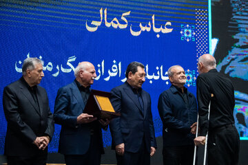 تقدیر از برگزیدگان توسط  مسعود پزشکیان، رئيس جمهور در حاشیه گرامیداشت روز ملی اصناف