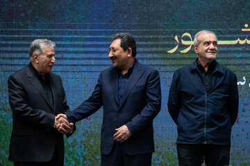 از سمت راست مسعود پزشکیان، رئيس جمهور، محمد اتابک، وزیر صمت و صمد حسن زاده، رئيس اتاق بازرگانی در گرامیداشت روز ملی اصنافگرامیداشت روز ملی اصناف