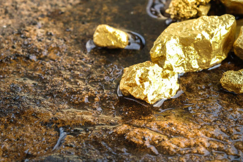 Global Gold Prices Continue Decline Amid Geopolitical Tensions and Inflation Worries