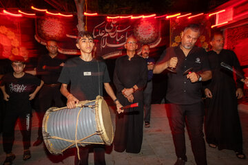 عزاداری شب هشتم محرم در شهرک عرب‌ها ـ مشهد