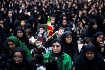 عزاداری شب هشتم محرم در مرقد رهبر فقید انقلاب