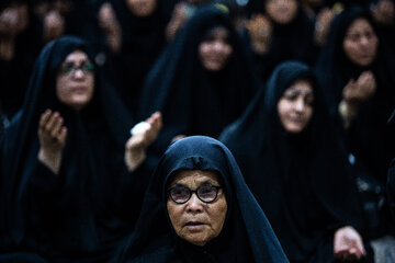 عزاداری شب هشتم محرم در مرقد رهبر فقید انقلاب