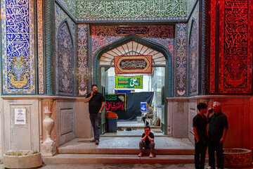 روضه‌خوانی به شکل امروزی، ریشه در دوره‌ی صفویه دارد؛ زمانی که تشیع در ایران رسمیت پیدا کرد و مجالس عزاداری امام حسین (ع) به‌صورت منظم شکل گرفت. در همین دوره، فضاهایی برای برگزاری این مراسم ایجاد شد که بعدها به «روضه‌خانه» معروف شدند.