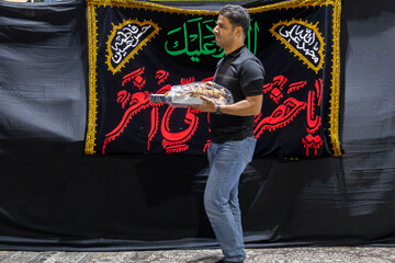 نذری دادن در میان شیعیان، نوعی عهد معنوی برای بخشیدن و شریک کردن دیگران در رزق خود است.
این رسم در ایام محرم پررنگ‌تر می‌شود و با هدف اطعام عزاداران انجام می‌گیرد.
