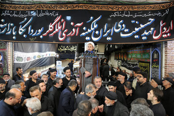 سخنرانی حجت‌الاسلام والمسلمین عبدالله حسنی رئیس دفاتر نهاد نمایندگی مقام معظم رهبری در دانشگاه‌های استان اردبیل در عزاداری مردم در بازار تاریخی اردبیل