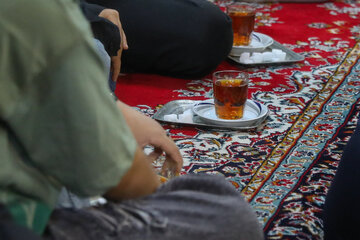 چای‌بدِه‌های یزدی، استکان‌های چای نذری را بی‌صدا و با نظمی خاص مقابل عزاداران قرار می‌دهند تا رشته اشک و روضه گسسته نشود.