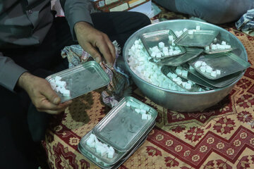 آیین کهن «چای با تال» در روضه‌های یزد؛ سنتی که سال‌هاست با همان نظم و وقار گذشته در مجالس عزای امام حسین(ع) جاری است.