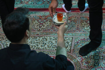 «تال»؛ سینی کوچک و ساده‌ای که در فرهنگ عزاداری یزد، نشانی از احترام به مهمان و حفظ حال معنوی مجلس است.