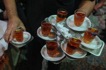 محرم در یزد، تنها با نوای روضه شناخته نمی‌شود؛ عطر چای، گرمای سماورها و سنت «تال» نیز بخشی از روایت عاشورایی این دیار است.