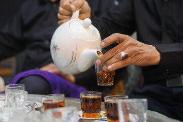 دستانی که سال‌هاست در خدمت مجلس سیدالشهدا(ع) هستند؛ پیشکسوتانی که چای ریختن را عبادت می‌دانند.