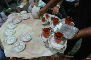 استکان چای، چند حبه قند و یک «تال» کوچک؛ جزئیاتی ساده که بخشی از هویت عزاداری یزدی‌ها را شکل داده‌اند.