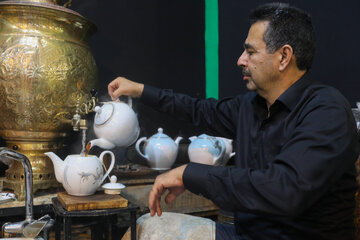 محرم در یزد، تنها با نوای روضه شناخته نمی‌شود؛ عطر چای و گرمای سماورها بخشی از روایت عاشورایی این دیار است.