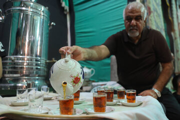  چای روضه، تبرکی که بسیاری از عزاداران آن را یادگاری از سفره امام حسین(ع) می‌دانند.