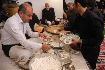 پیرغلامان حسینی، پیش از آغاز پذیرایی، استکان‌های چای را برای مهمانان امام حسین(ع) آماده می‌کنند.