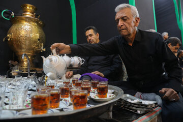 از کنار سماور تا میان صف عزاداران؛ چای‌بدِه‌ها بی‌وقفه و با آرامش، مشغول خدمت به مهمانان امام حسین(ع) هستند.