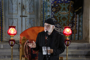 شعرخوانی غلامرضا هادی اردبیلی شاعر عاشورایی در اجتماع عزاداران حسینی در بقعه شیخ امین الدین جبرئیل اردبیل