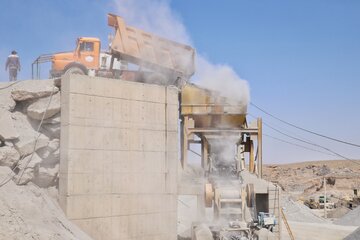 بازدید خبرنگاران از معدن سنگ لاشه ی شهر  فامنین