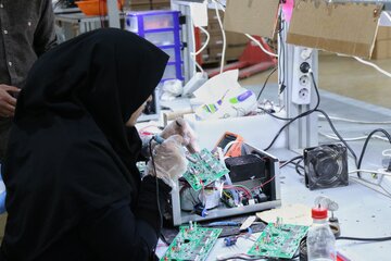 بازدید خبرنگاران  فعالیت واحد دانش بنیان در حوزه الکترونیک در رزن 