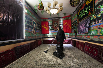 هیئت دیوانگان حسین(ع) کرج - این هیئت که از دل یک مجلس خانگی شکل گرفته، امروزه به محفل مشترک چند نسل از زنان تبدیل شده است.