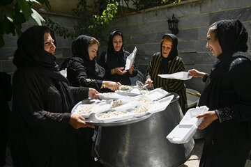 هیئت دیوانگان حسین(ع) کرج - برخی از بانوان بیش از سه دهه است که در این خانه رفت‌وآمد دارند و اینجا بر سفره عزای امام حسین (ع) نشسته‌اند.
