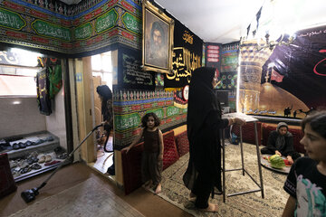 هیئت دیوانگان حسین(ع) کرج - در این خانه هر کس هر کاری از دستش بر بیاید کوتاهی نمی‌کند، از جفت کردن کفش‌های مهمانان تا پخت نذری.