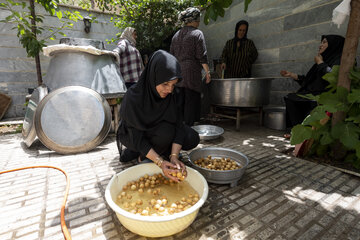 هیئت دیوانگان حسین(ع) کرج - در این خانه هر کس هر کاری از دستش بر بیاید کوتاهی نمی‌کند، از جفت کردن کفش‌های مهمانان تا پخت نذری.