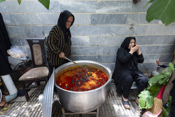 هیئت دیوانگان حسین(ع) کرج - برخی از بانوان بیش از سه دهه است که در این خانه رفت‌وآمد دارند و اینجا بر سفره عزای امام حسین (ع) نشسته‌اند.