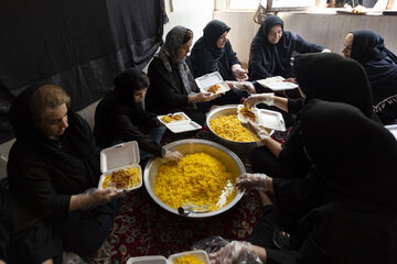 هیئت دیوانگان حسین(ع) کرج - برخی از بانوان بیش از سه دهه است که در این خانه رفت‌وآمد دارند و اینجا بر سفره عزای امام حسین (ع) نشسته‌اند.
