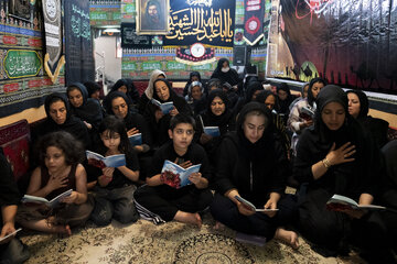 هیئت دیوانگان حسین(ع) کرج - خانه محل برگزاری هیئت از نظر وسعت چندان بزرگ نیست اما در روزهای محرم  ده‌ها و گاهی صدها نفر در آن حضور پیدا می‌کنند.