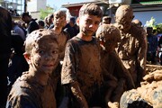 آیین «گِل‌مالی» روز عاشورا - شهر بِن