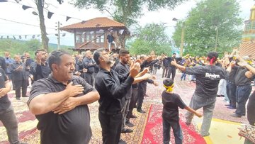شور و شعور حسینی در روستای پرچینگ/ اقامه نماز ظهر عاشورا در قائمشهر