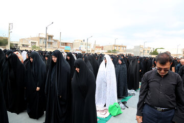 اقامه نماز ظهر عاشورا در شهیدگاه اردبیل