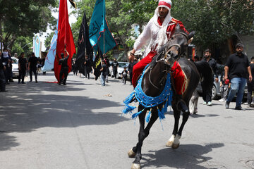 حرکت نمادین کاروان کربلا توسط عزاداری عاشورای حسینی - اهر