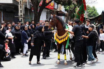 حرکت نمادین کاروان کربلا توسط عزاداری عاشورای حسینی - اهر