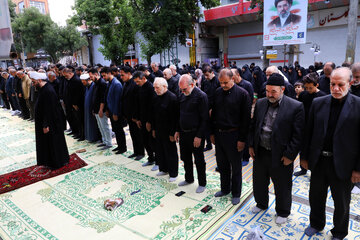 اقامه نماز ظهر عاشورا به امامت حجت الاسلام جلیل جلیلی امام جمعه اهر در عزاداری عاشورای حسینی این شهرستان