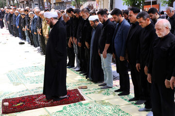 اقامه نماز ظهر عاشورا به امامت حجت الاسلام جلیل جلیلی امام جمعه اهر در عزاداری عاشورای حسینی این شهرستان