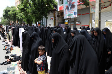 اقامه نماز ظهر عاشورا به امامت حجت الاسلام جلیل جلیلی امام جمعه اهر در عزاداری عاشورای حسینی این شهرستان
