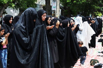 اقامه نماز ظهر عاشورا به امامت حجت الاسلام جلیل جلیلی امام جمعه اهر در عزاداری عاشورای حسینی این شهرستان