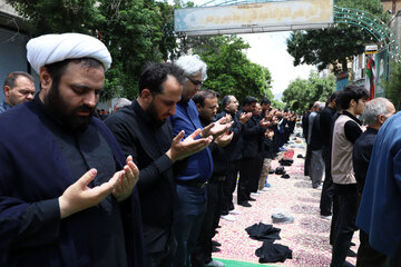 اقامه نماز ظهر عاشورا به امامت حجت الاسلام جلیل جلیلی امام جمعه اهر در عزاداری عاشورای حسینی این شهرستان