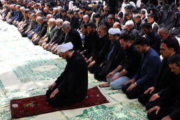 اقامه نماز ظهر عاشورا به امامت حجت الاسلام جلیل جلیلی امام جمعه اهر در عزاداری عاشورای حسینی این شهرستان