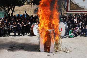 شبیه خوانی روز واقعه عاشورا و آتش زدن خیمه ها در مراسم عزاداری عاشورای حسینی - اهر