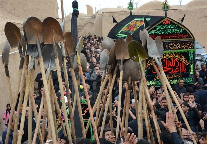روایت آیین ۵۰۰ ساله عاشورا در خوسف؛ هنگامه‌ای که بیل‌ها به یاد کربلا به آسمان می‌روند