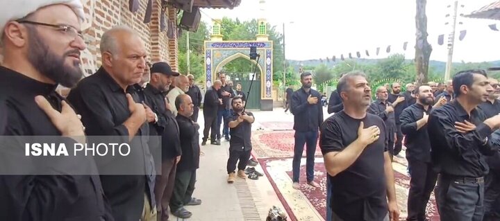 شور و شعور حسینی در روستای پرچینگ/ اقامه نماز ظهر عاشورا در قائمشهر