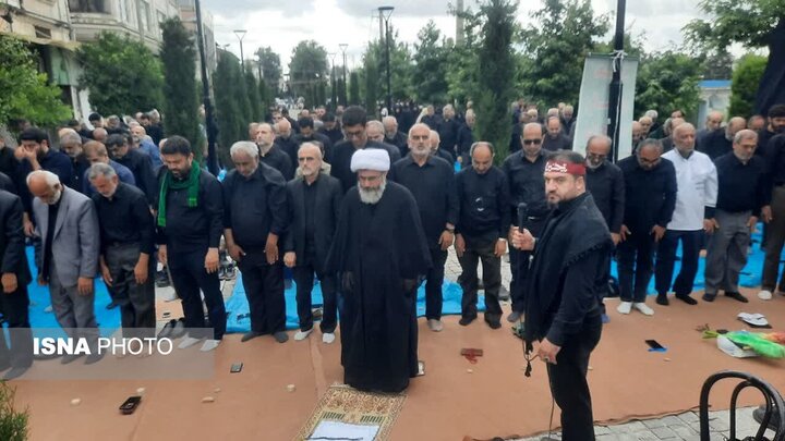 اقامه نماز ظهر عاشورای عزاداران حسینی در مازندران 
