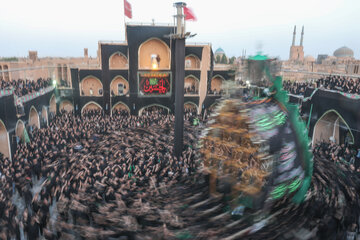 آیین نخل برداری عصر عاشورا حسینیه «شاه‌ ابوالقاسم» - یزد