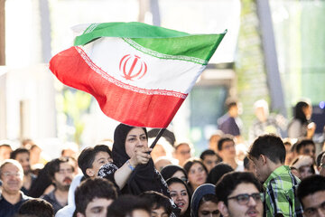 تماشای دیدار فوتبال ایران و مصر در باغ کتاب