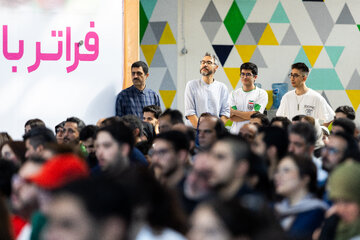 تماشای دیدار فوتبال ایران و مصر در باغ کتاب
