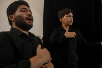 جوانان و نوجوانان یزدی، دوشادوش پیرغلامان حسینی، در مراسم عزاداری شرکت کرده و شور حسینی را زنده نگه داشته‌اند.